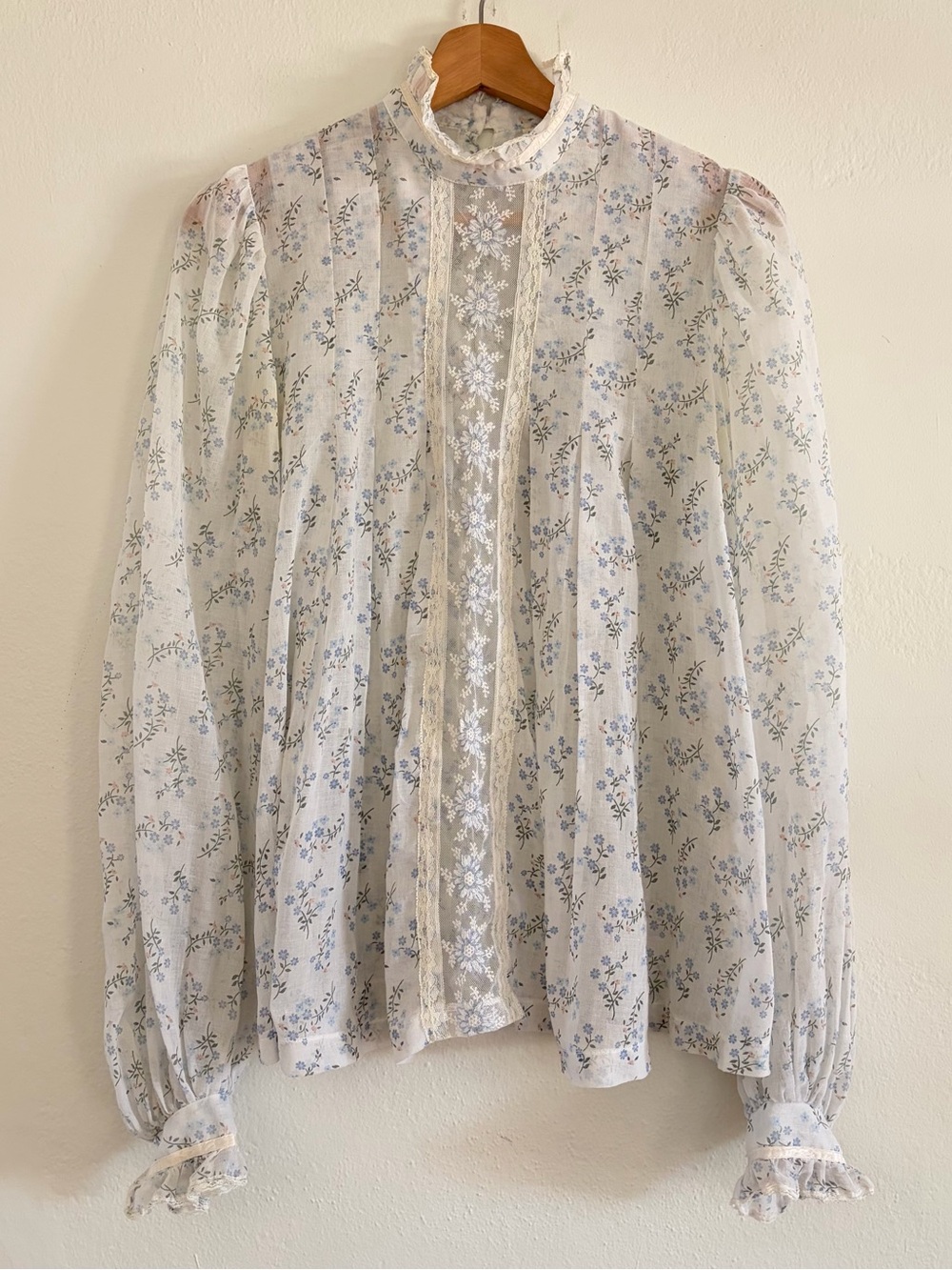 1970s vintage Jessica’s Gunnies/Gunne Sax white floral blouse